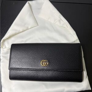Gucci GG Marmont leather continental wallet
Style: 456116 CAO0G 1000